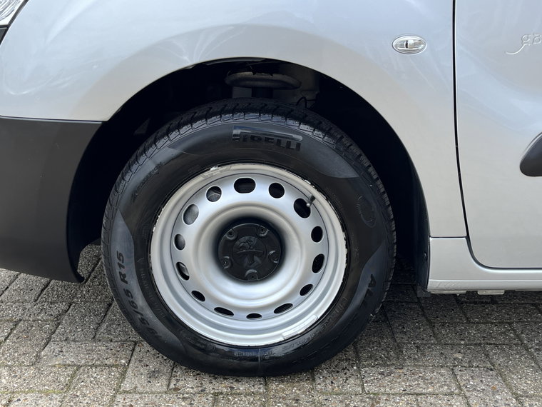 Vehicle Image 23