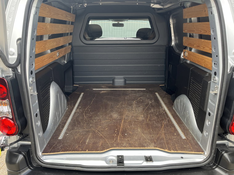Vehicle Image 25