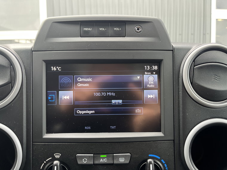 Vehicle Image 32