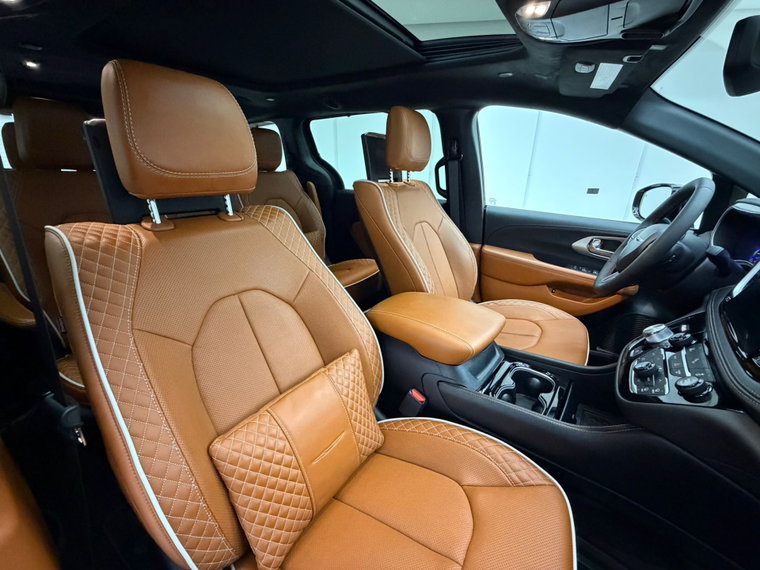 Vehicle Image 13