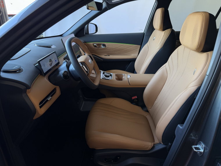 Vehicle Image 16