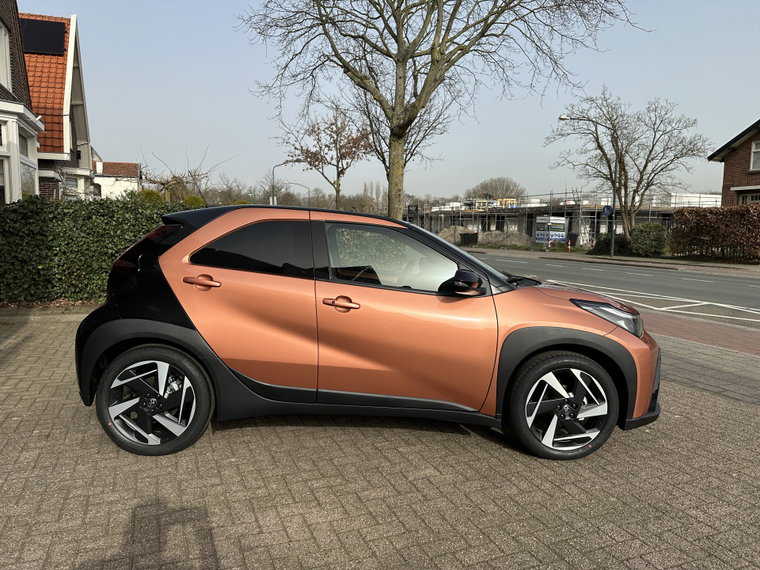 Vehicle Image 10