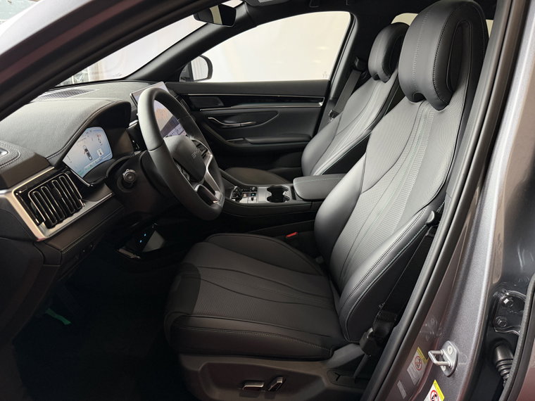Vehicle Image 16