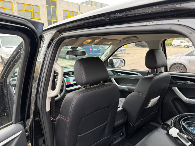 Vehicle Image 16