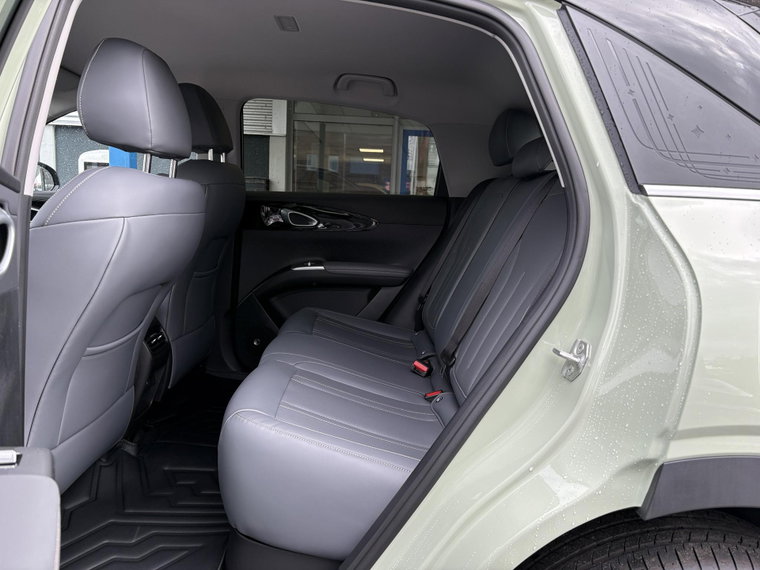 Vehicle Image 16