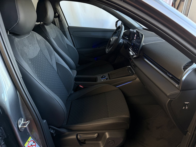 Vehicle Image 32