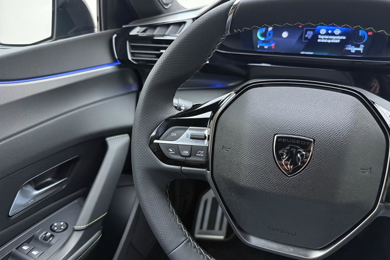 Vehicle Image 25