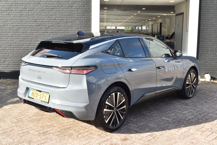 Vehicle Image 25