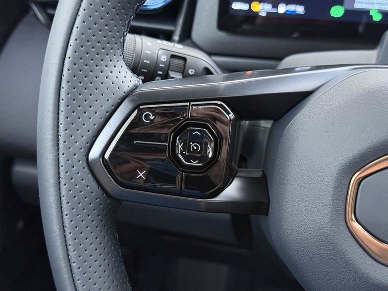 Vehicle Image 25