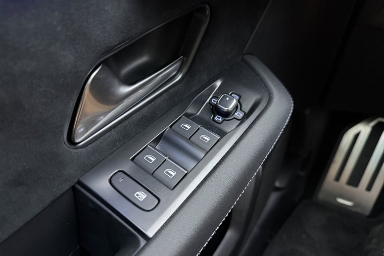 Vehicle Image 25