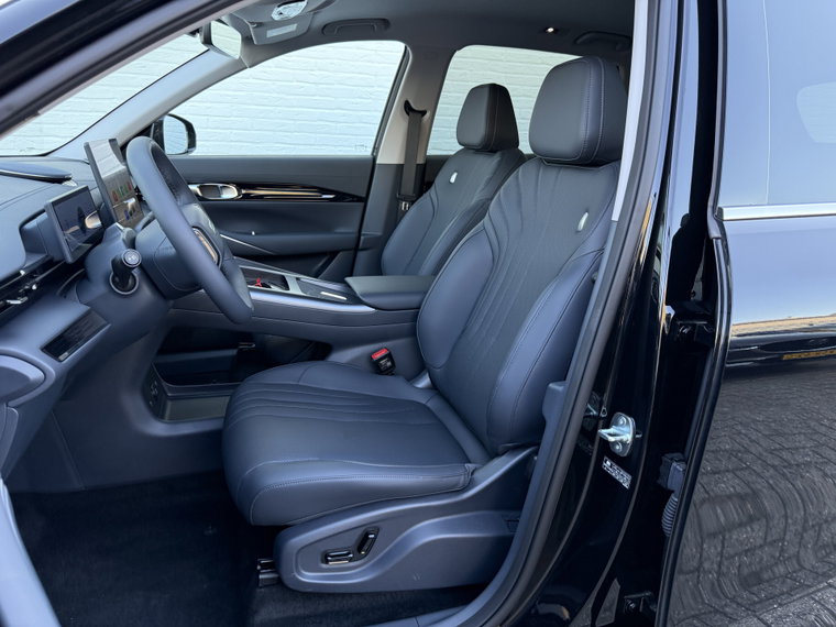 Vehicle Image 25