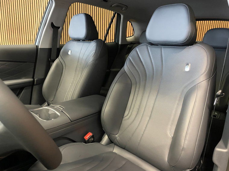 Vehicle Image 25