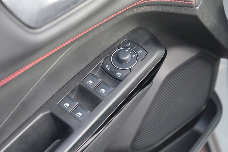 Vehicle Image 25