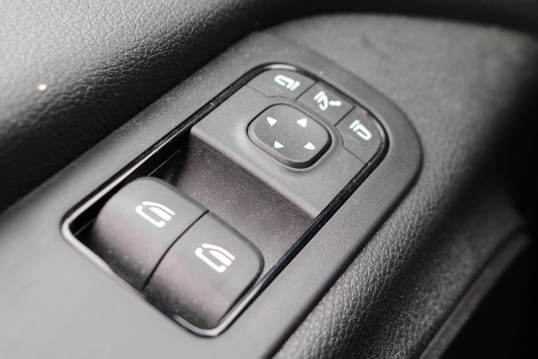 Vehicle Image 25