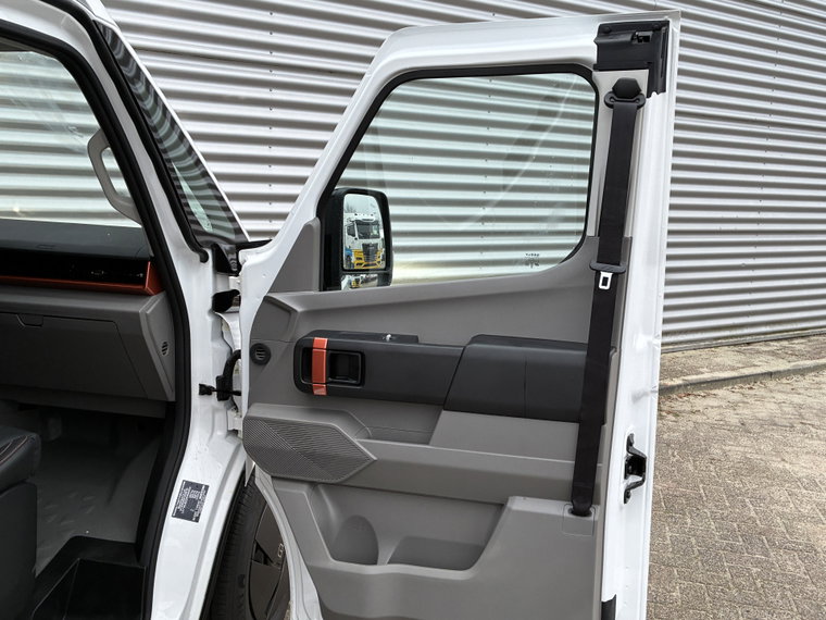 Vehicle Image 16
