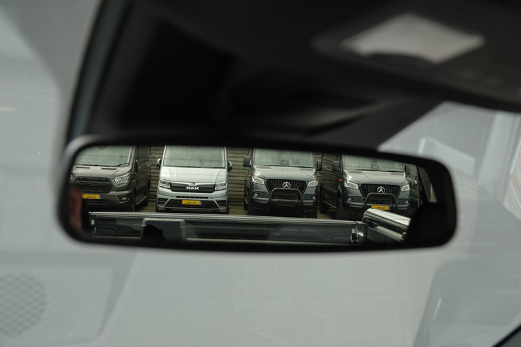 Vehicle Image 32