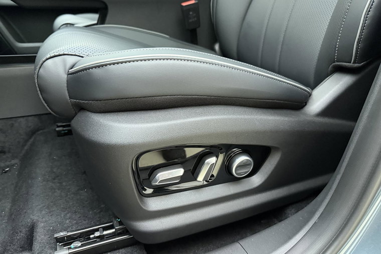 Vehicle Image 25