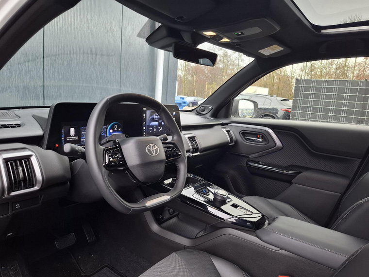 Vehicle Image 16