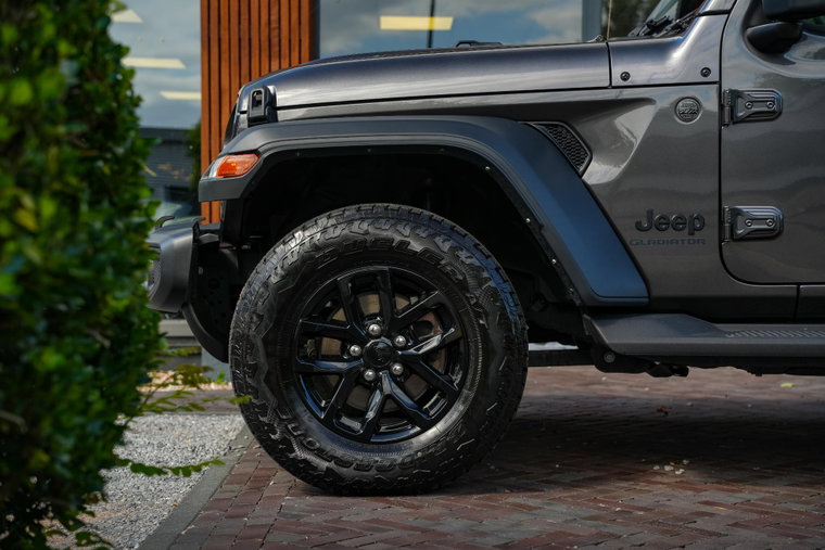 Vehicle Image 12