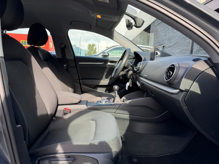 Vehicle Image 32