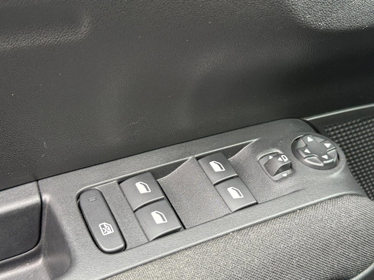 Vehicle Image 28