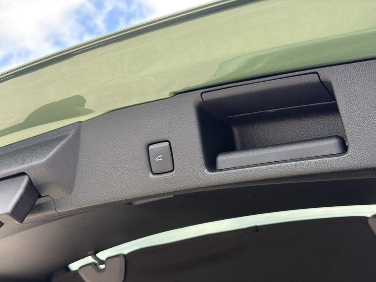 Vehicle Image 25