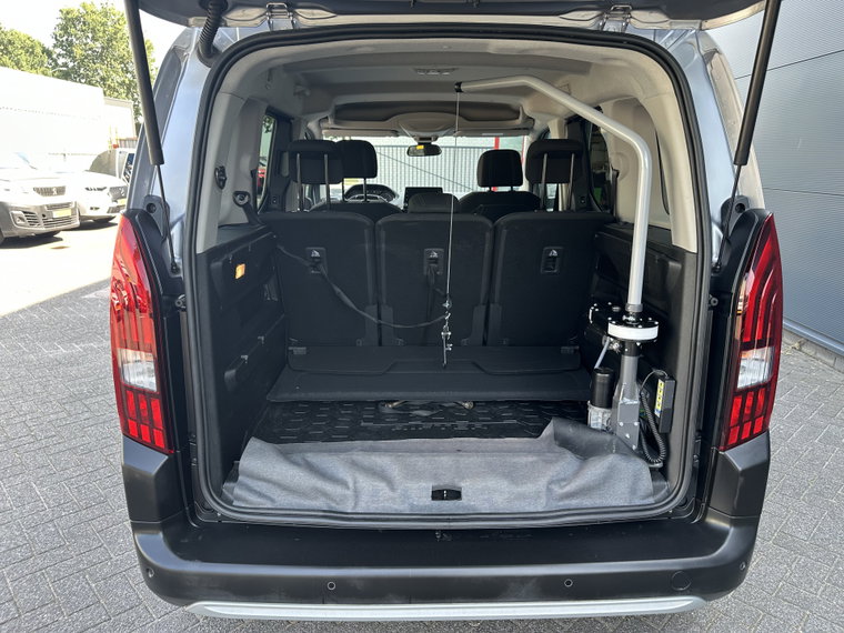 Vehicle Image 8