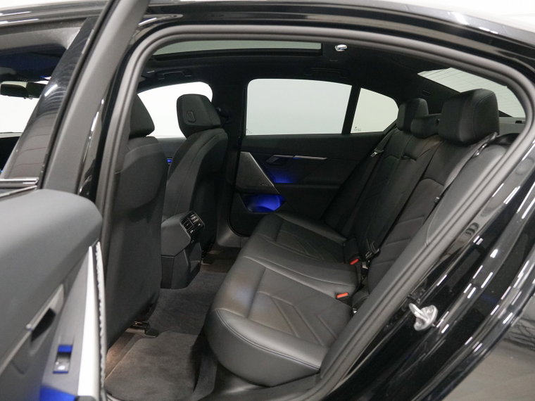Vehicle Image 38