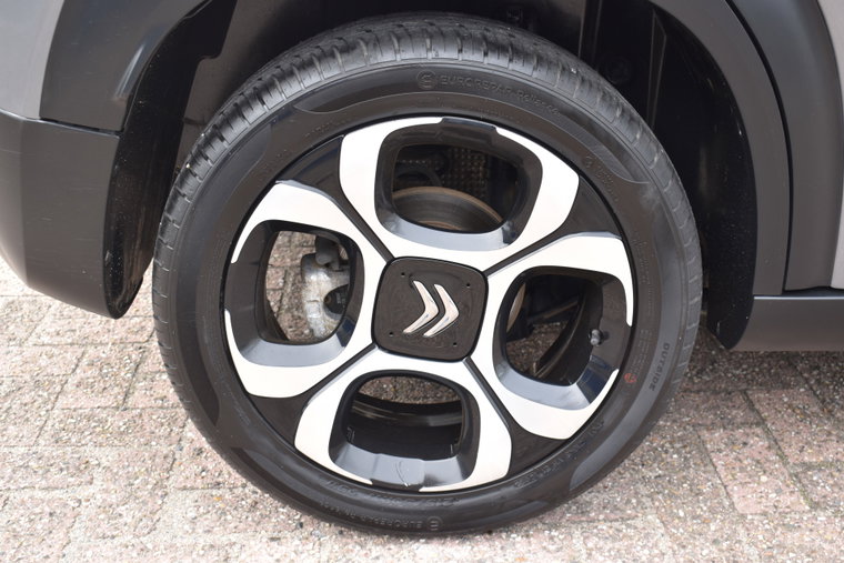 Vehicle Image 25