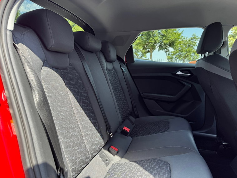 Vehicle Image 25