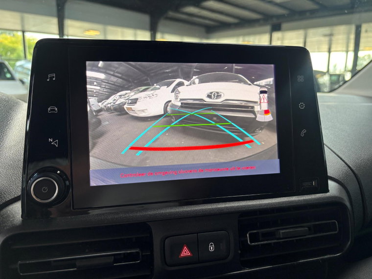 Vehicle Image 25