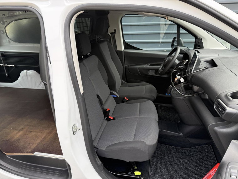 Vehicle Image 12