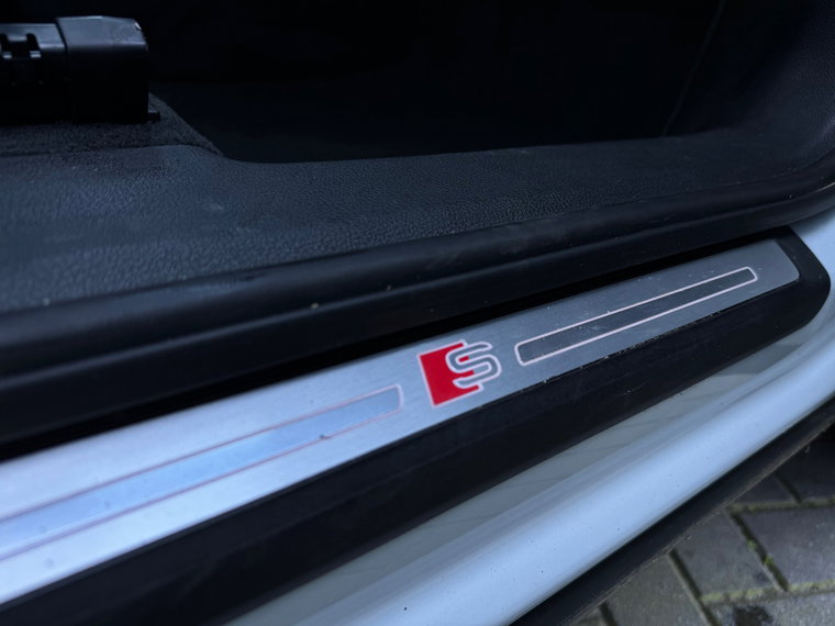 Vehicle Image 32