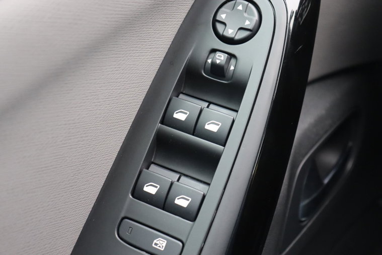 Vehicle Image 25