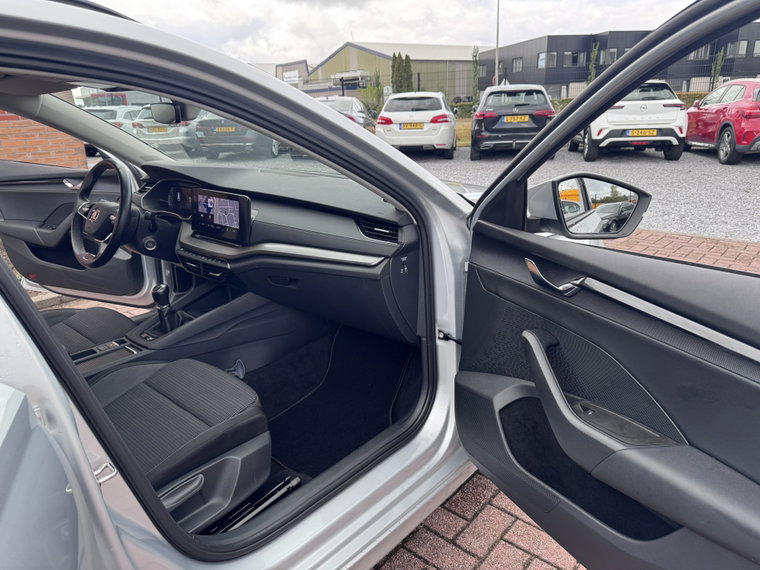 Vehicle Image 32