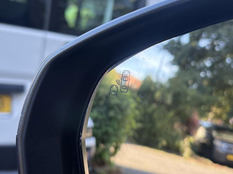 Vehicle Image 25