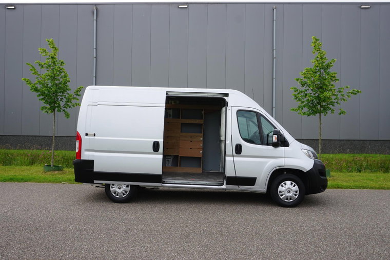 Vehicle Image 25