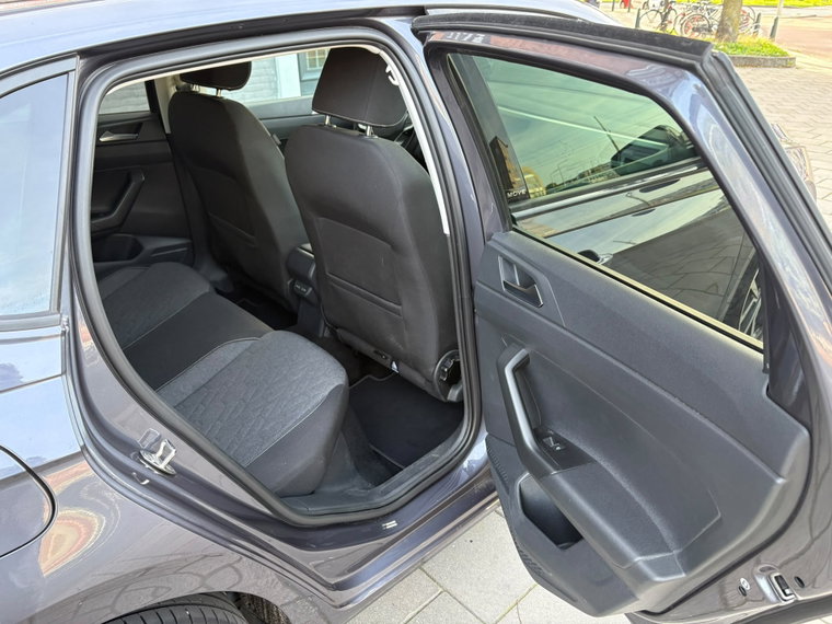 Vehicle Image 25