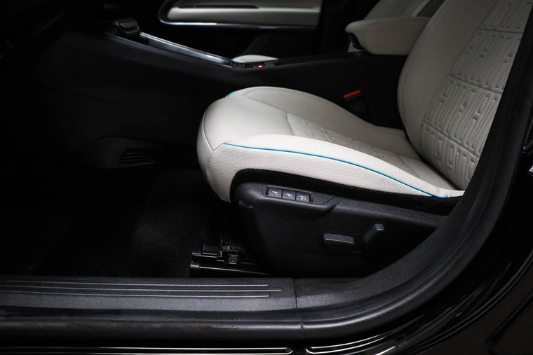 Vehicle Image 32