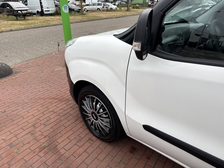 Vehicle Image 29