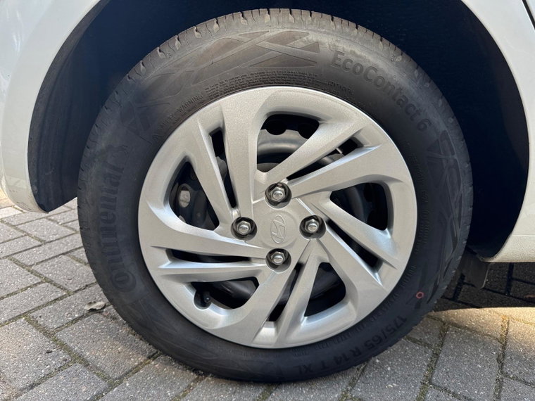 Vehicle Image 23