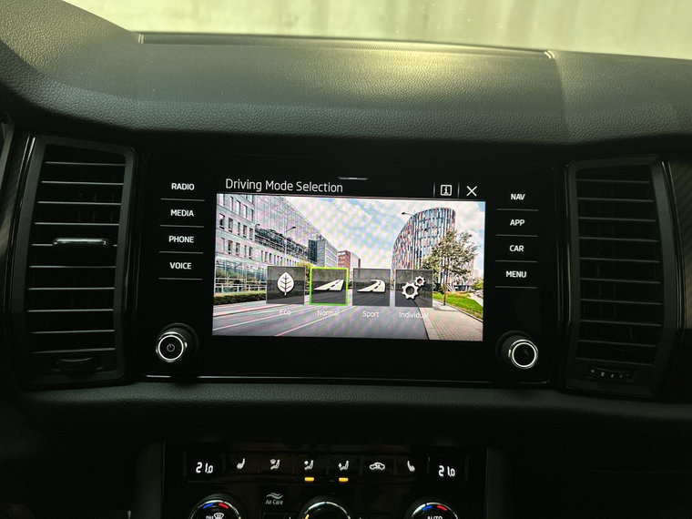 Vehicle Image 25