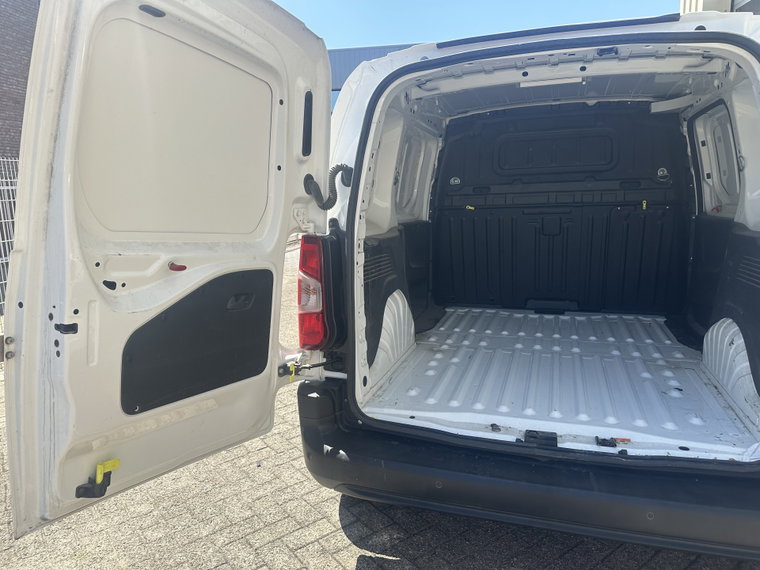 Vehicle Image 25