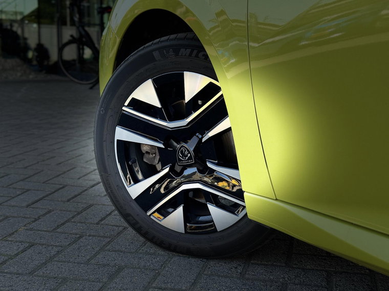 Vehicle Image 9