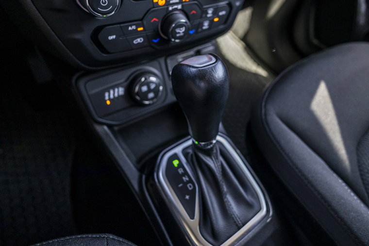 Vehicle Image 25