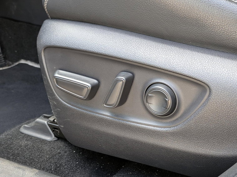 Vehicle Image 25