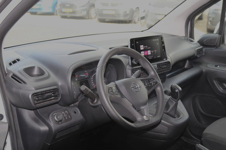 Vehicle Image 25