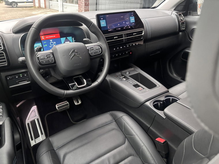 Vehicle Image 16