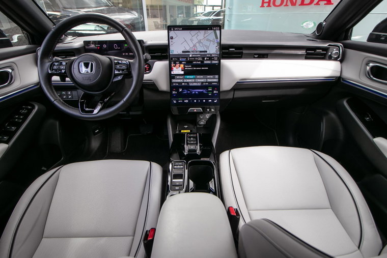 Vehicle Image 16