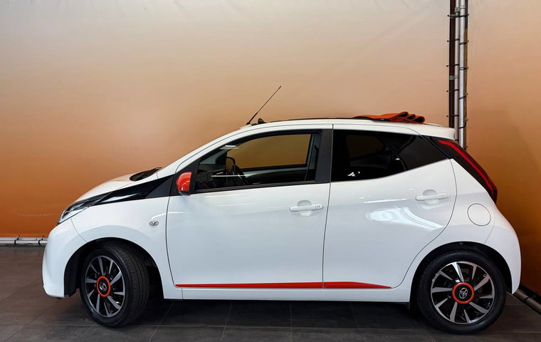 Vehicle Image 6